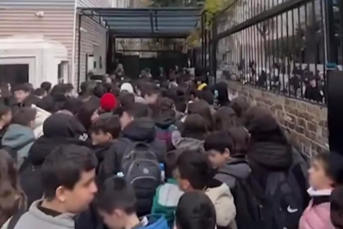 Devlet okulunda “turnike” krizi! 1000 TL’yi ödeyen geçti, ödemeyen kuyrukta bekledi